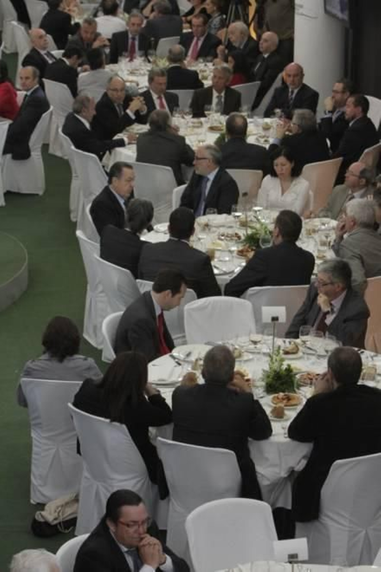 Imagen general de los asistentes durante la comida con el ministro
