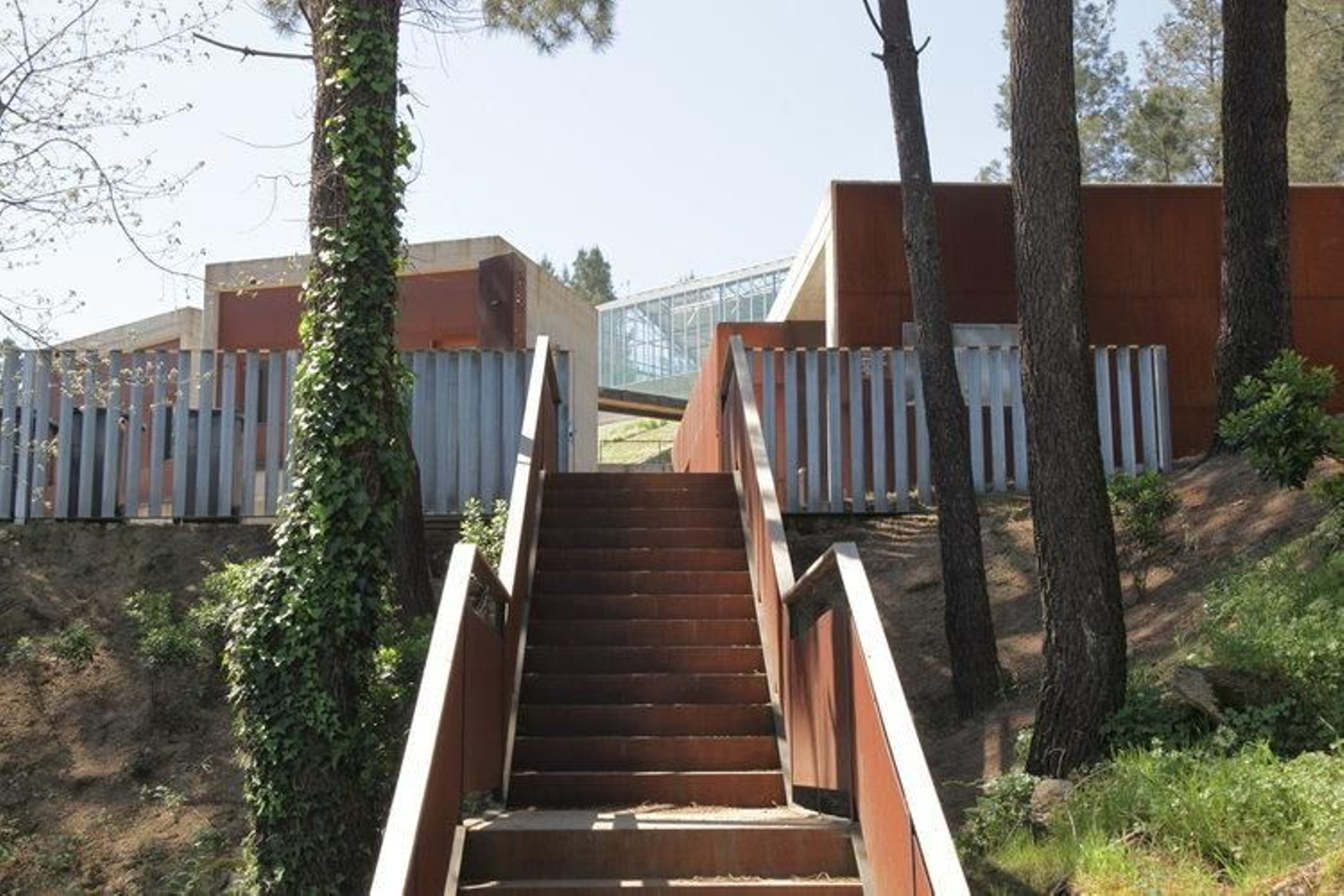Acceso por escaleras al mirador de Montealegre, en la ciudad.