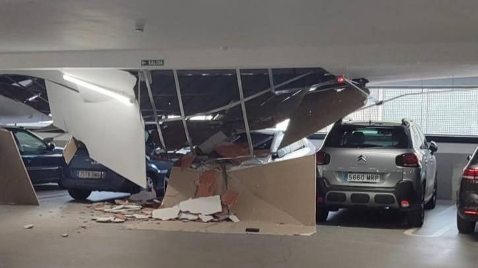 Había varios coches aparcados cuando se produjo la caída del techo en el parking del Eroski de Portanet.