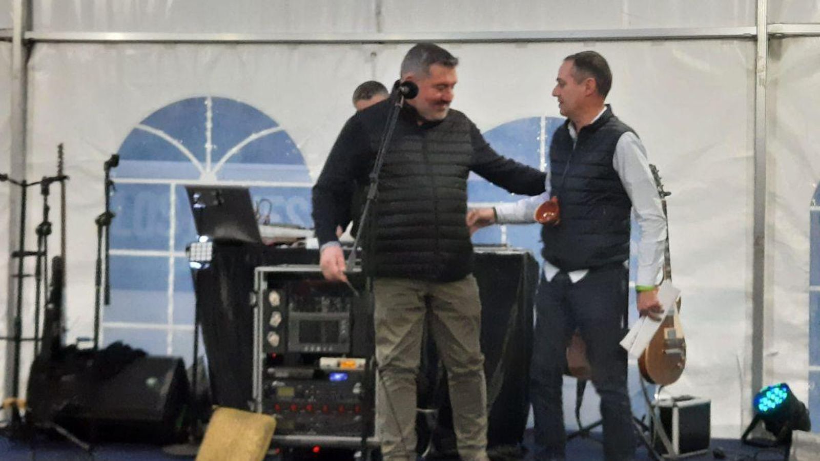 El alcalde de San Amaro presenta al pregonero, Juan Manuel Casares.