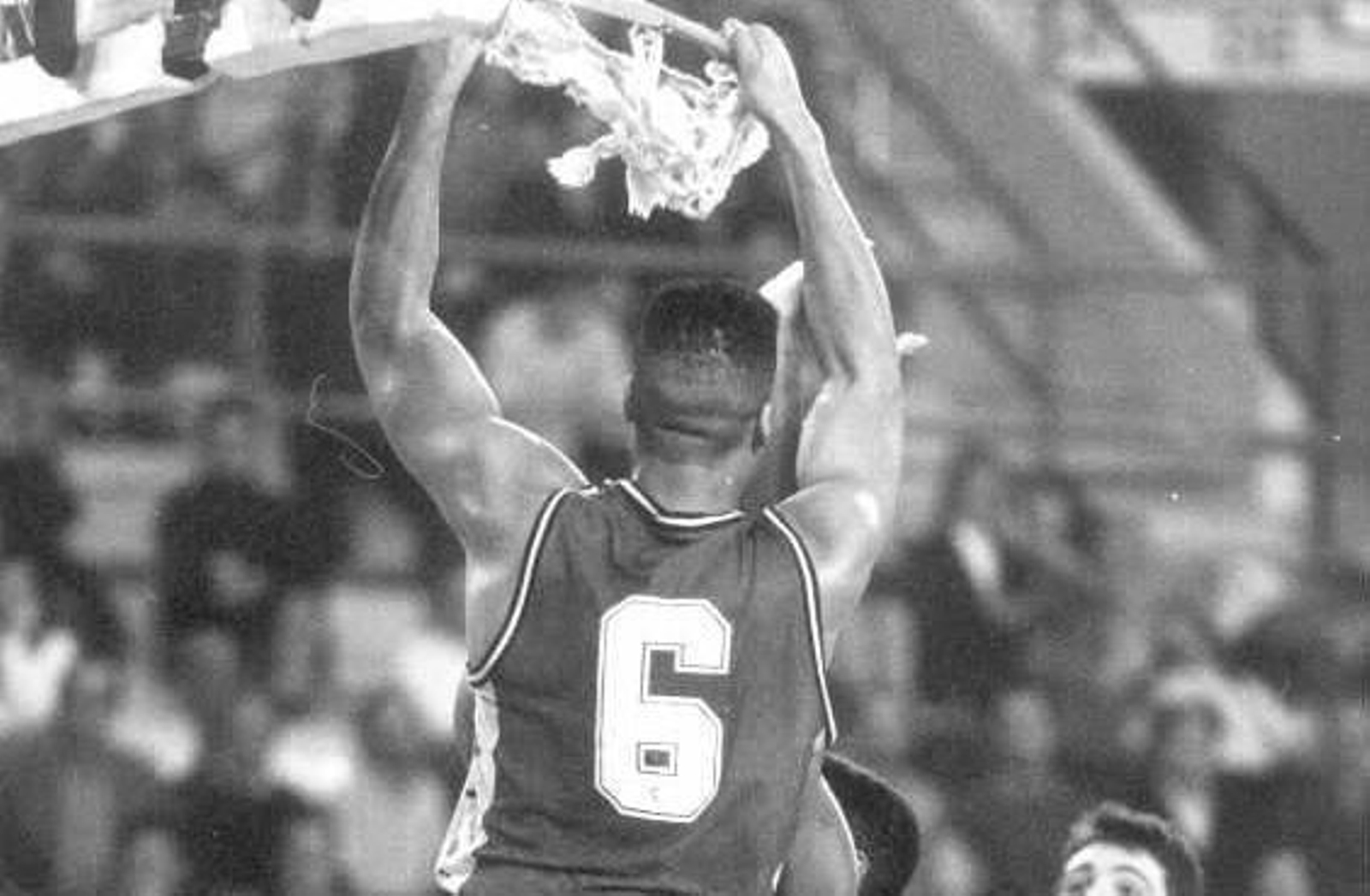 Chandler Thompson machaca el aro del Pazo en un partido del Coren contra el Dyc Breogán.