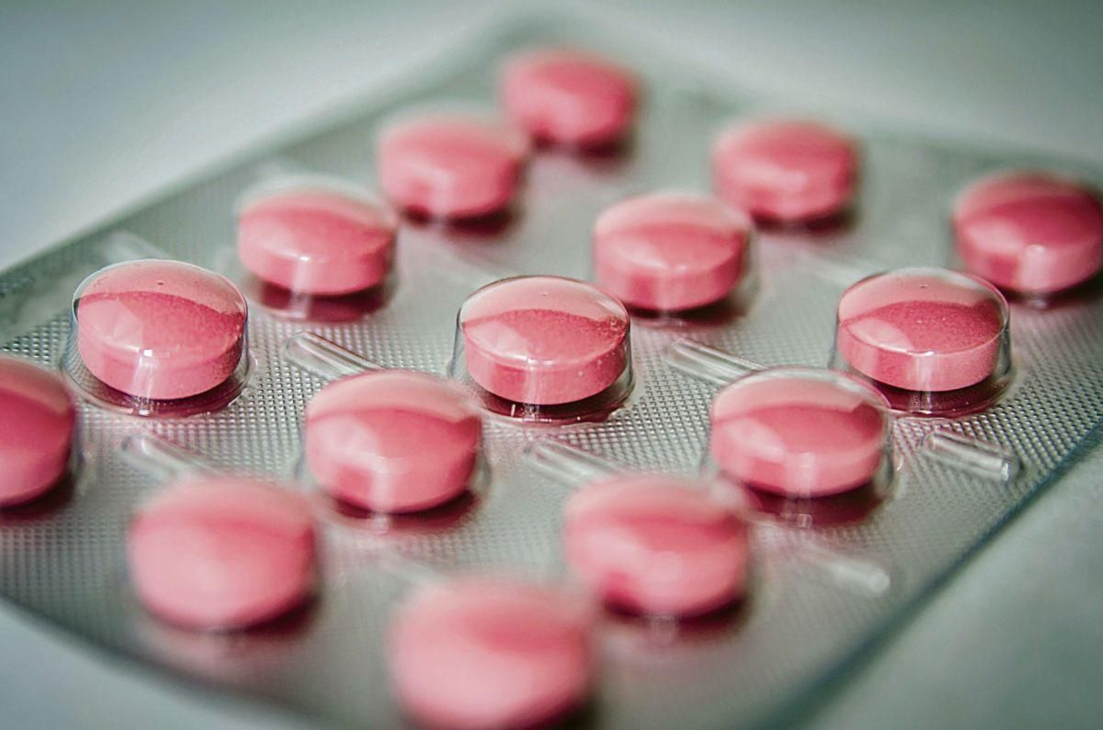 El tratamiento del colesterol con estatina podría comportar beneficios a largo plazo.