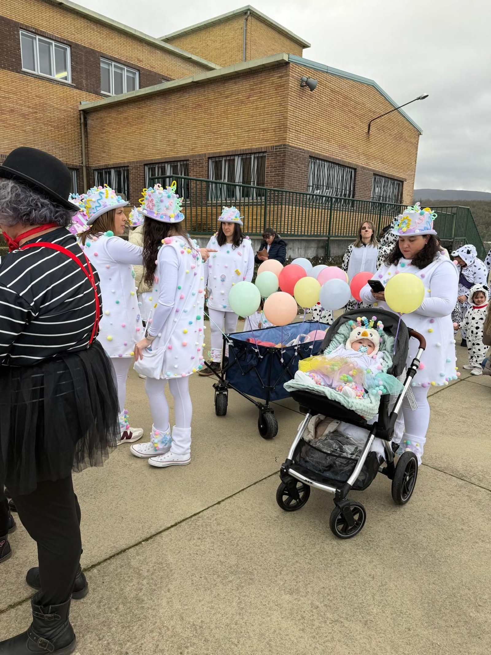 Galería | Los niños llenan de color las calles de Viana do Bolo por el Día de Comadres y Compadres