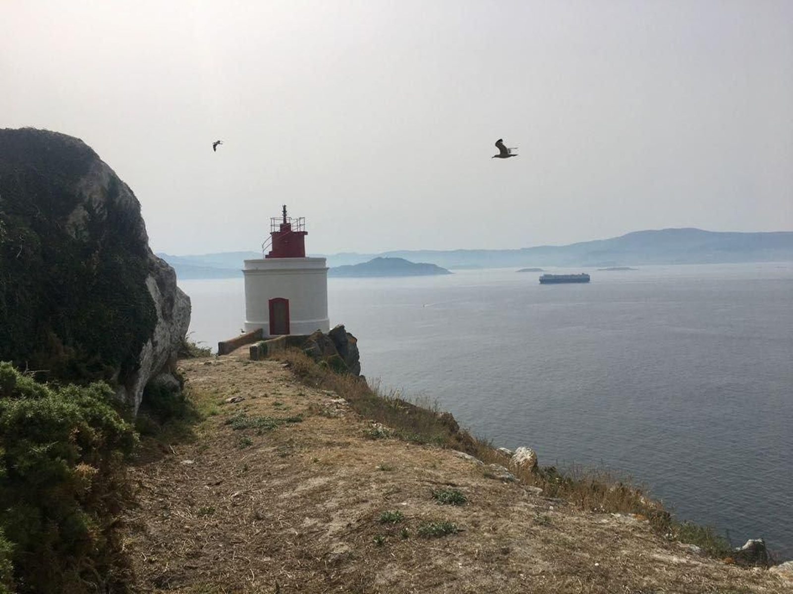 El Cabo Bicos o Bico, en el extremo de la Sur o de San Martiño, en Cíes, forma parte de la red de la Autoridad Portuaria. Según los historiadores, de ahí tomó               el nombre el Castro de Vigo. A la derecha, la isla y el atraque.