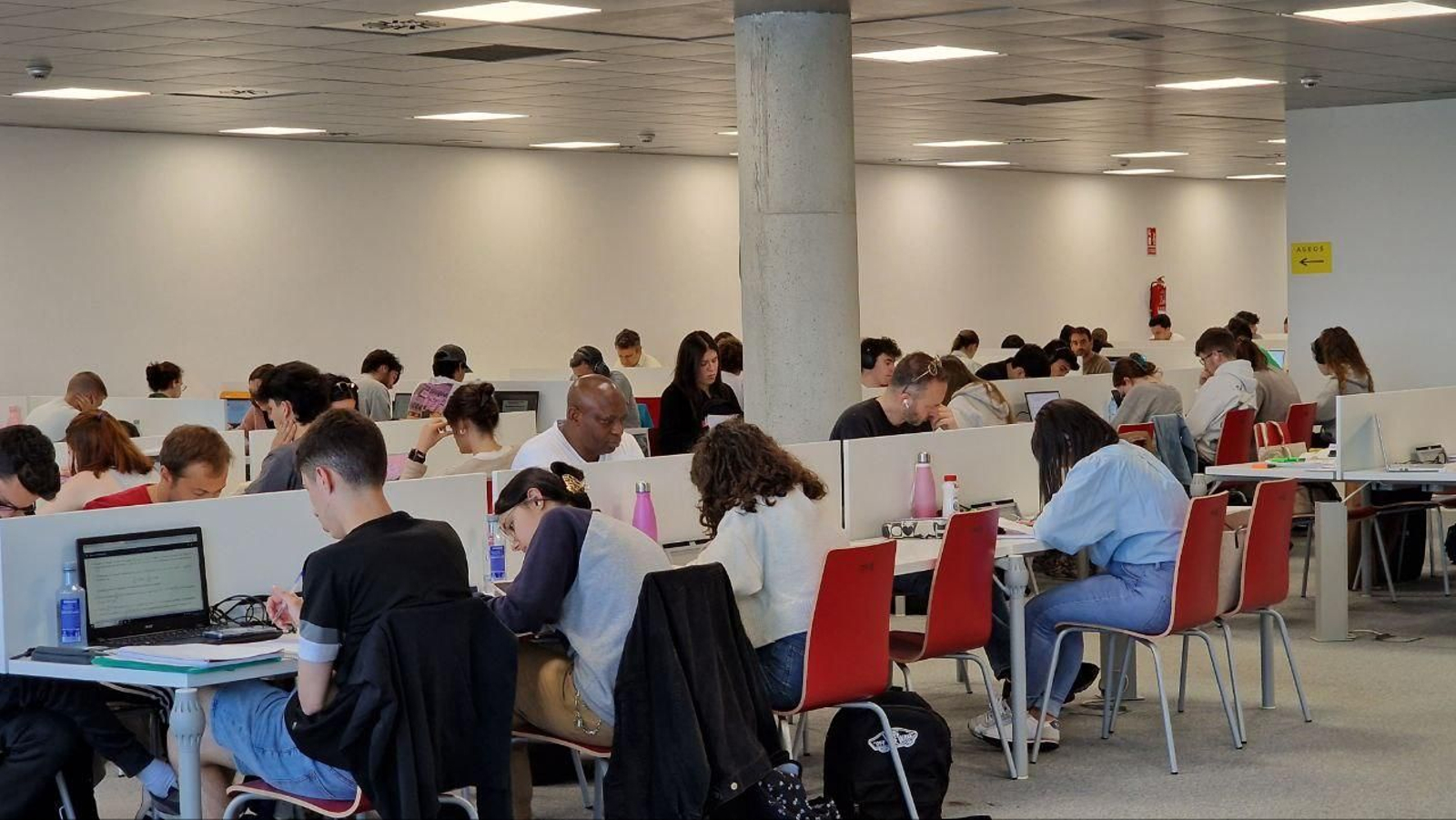 Estudiantes en la biblioteca del Auditorio Mar de Vigo.