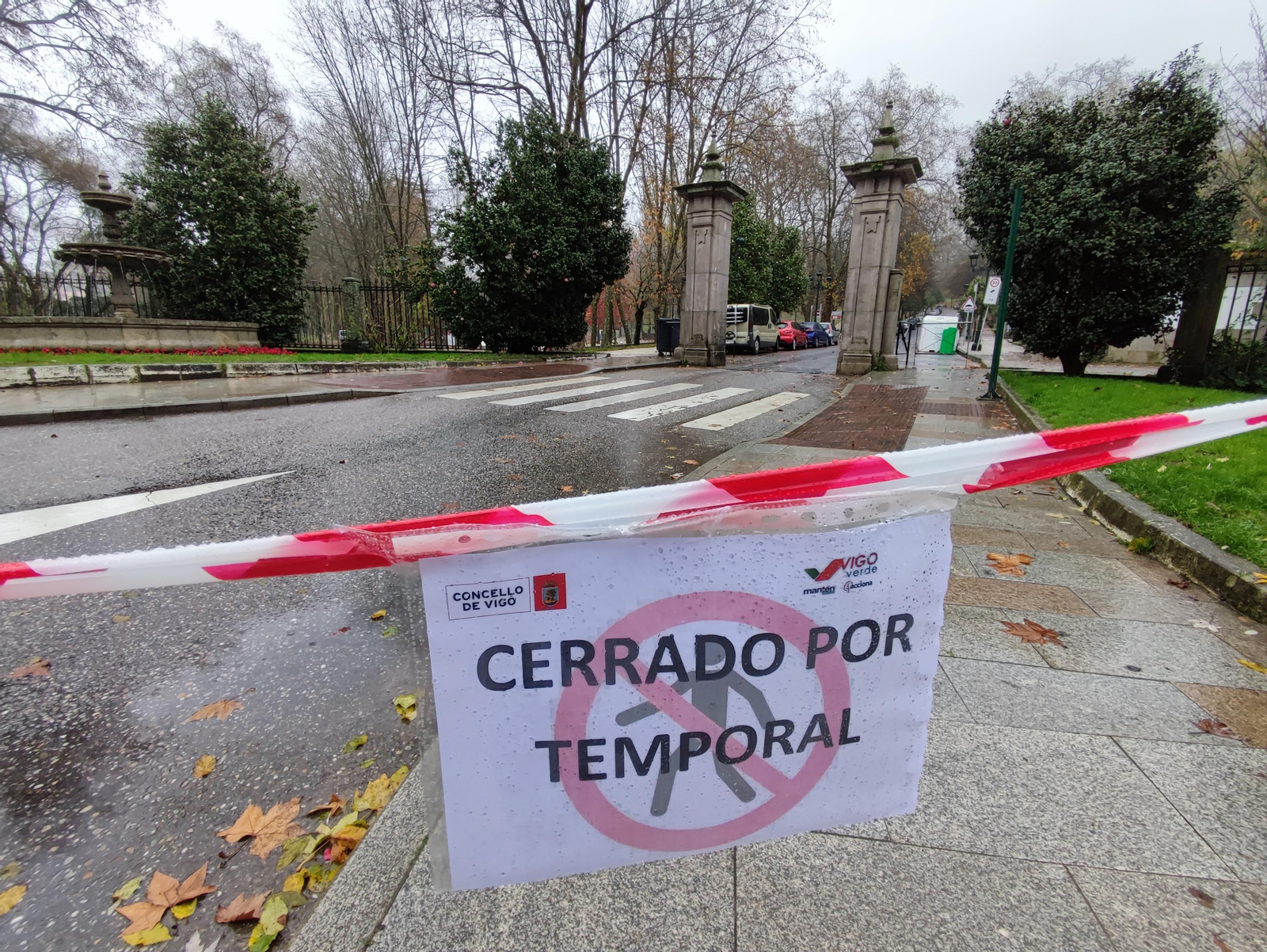 12-12-2022 VIGO FOTO VICENTE ALONSO. ATLANTICO DIARIO. PARQUE DE CASTRELOS CERRADO POR TEMPORAL