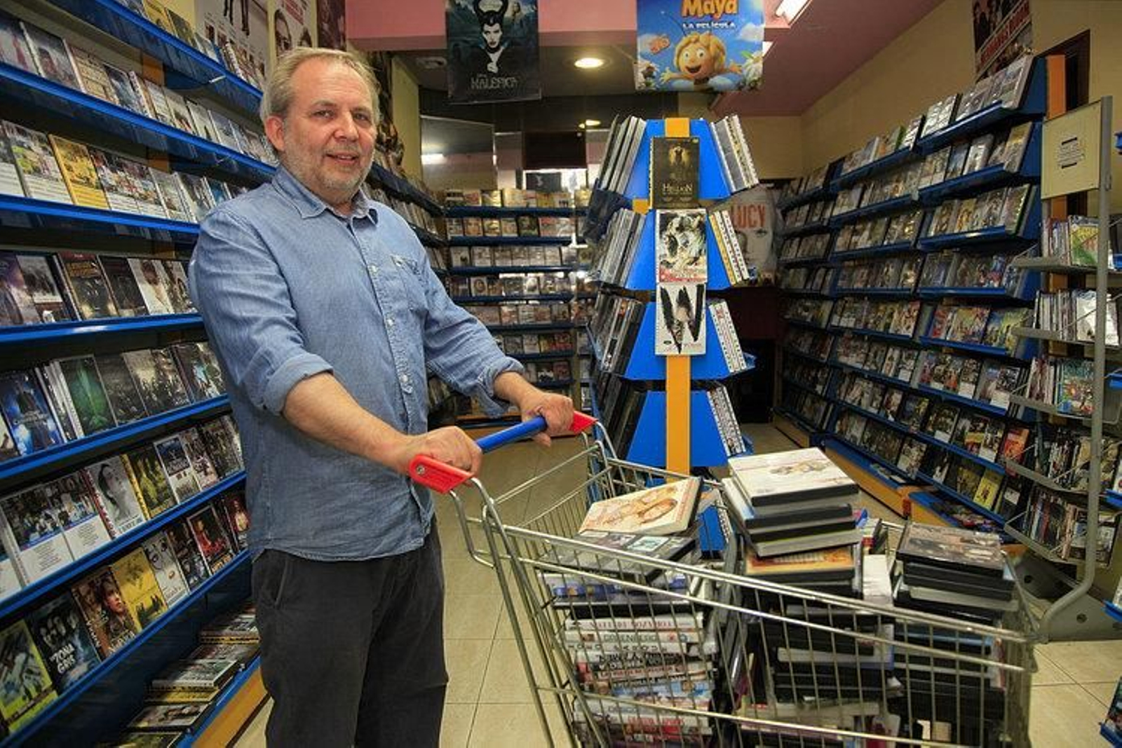 Michael Jensen, ayer en su videoclub de la plaza Paz Nóvoa con un carro lleno de películas.