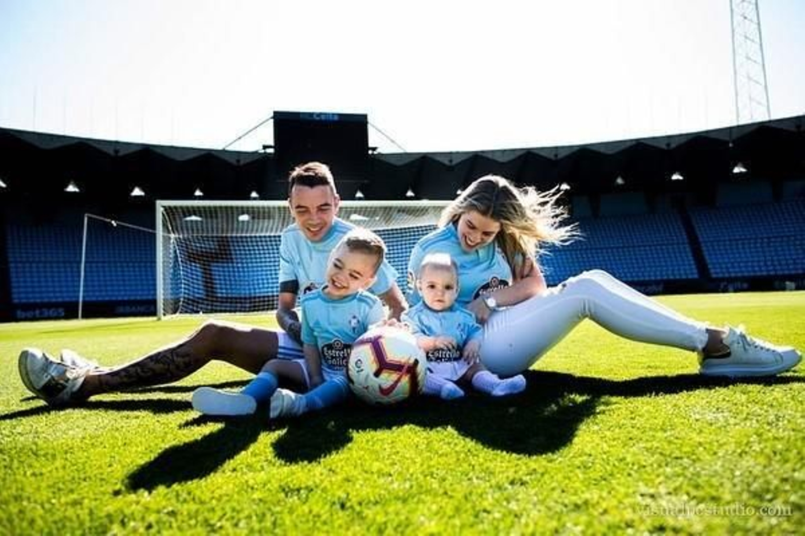 Aspas y su pareja Jennifer Rueda protagonizaron un reportaje previo a su boda con sus hijos Thiago y Mia en Balaídos