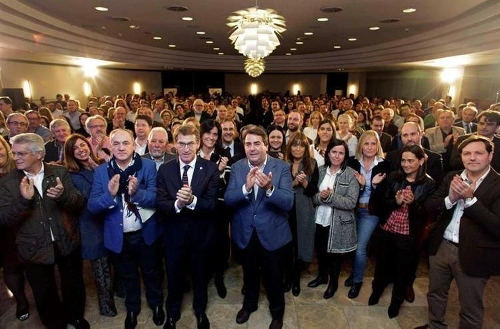 Feijóo, flanqueado por Negreira (d)  na presentación de candidatos do PP n'A Coruña.