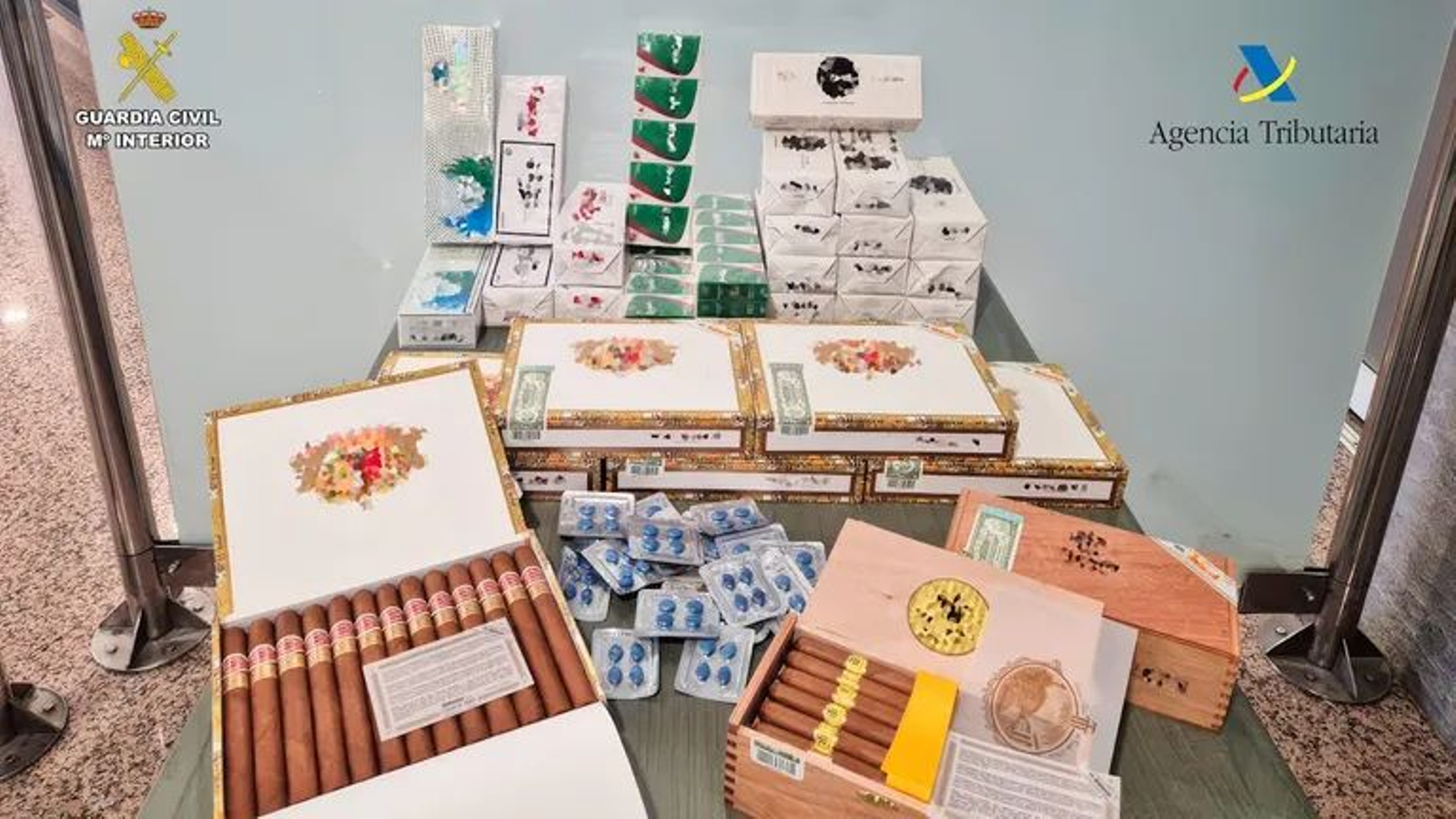 Los cigarrillos, los puros y la viagra itnervenida en el aeropueto de Alvedro.