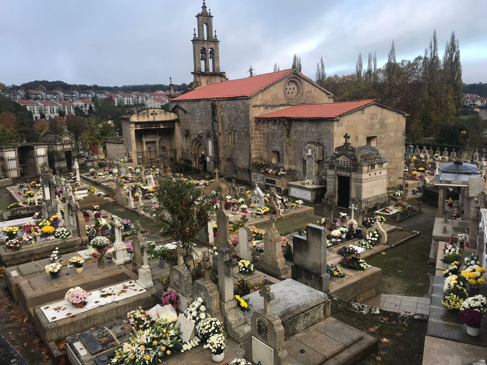 Cementerio de Allariz, a primera hora de este lunes. // P.P.