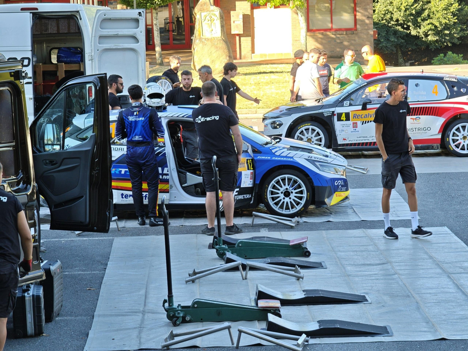 Galería | Los coches se apoderan de Vigo en el primer día del Rally Rías Baixas