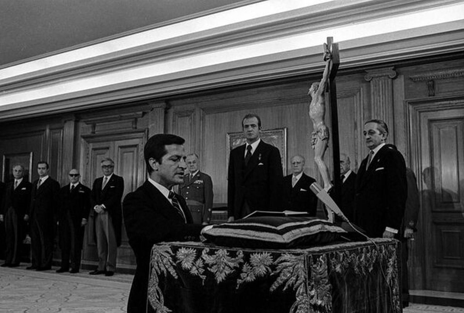 Suárez jura como presidente del Gobierno ante Juan Carlos I y el presidente del Consejo del Reino, Fernández Miranda, el 5 de julio del 76.