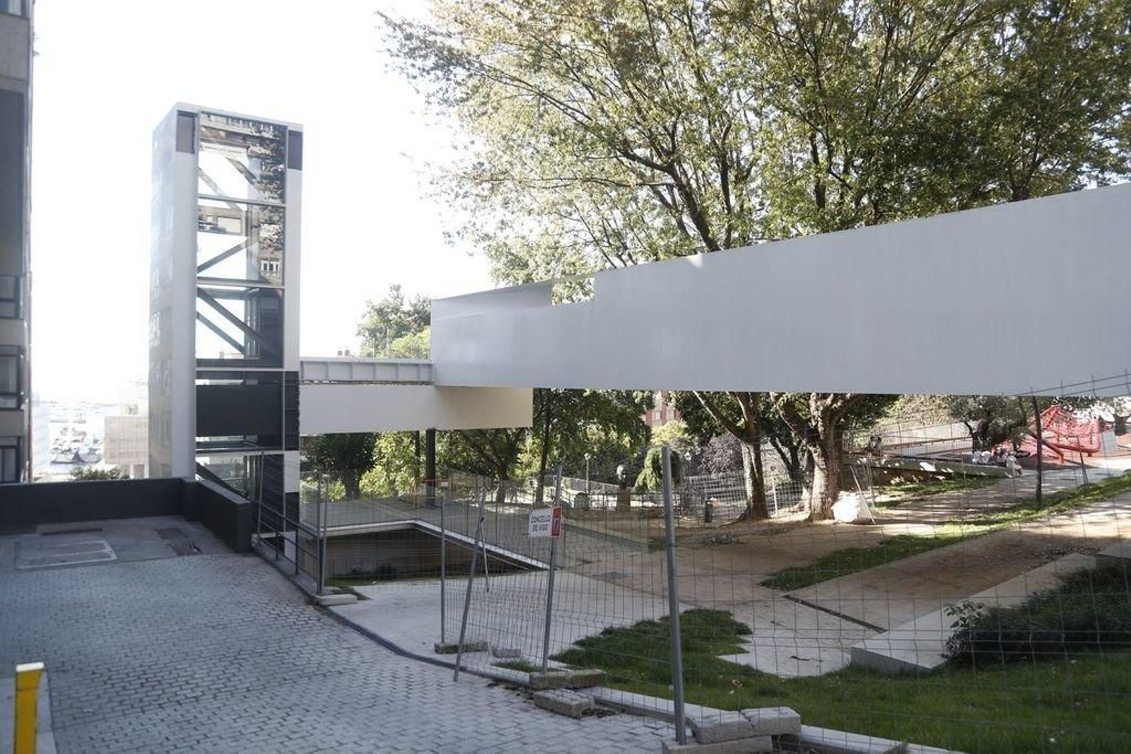 El ascensor que comunica Pi y Margall con Torrecedeira lleva ya meses terminado.