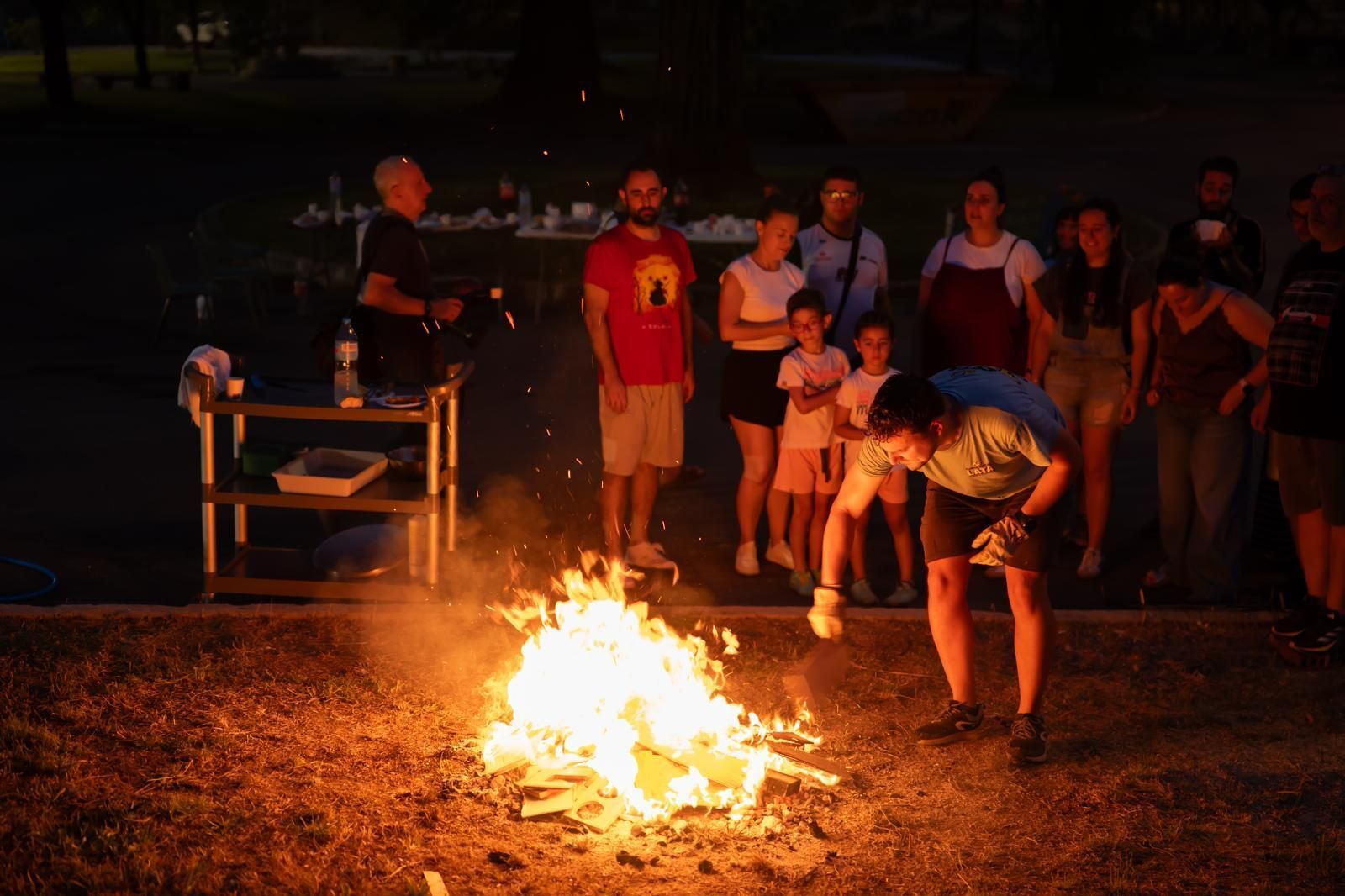 En Amencer (Ourense) celebran o San Xoán saltando o lume.