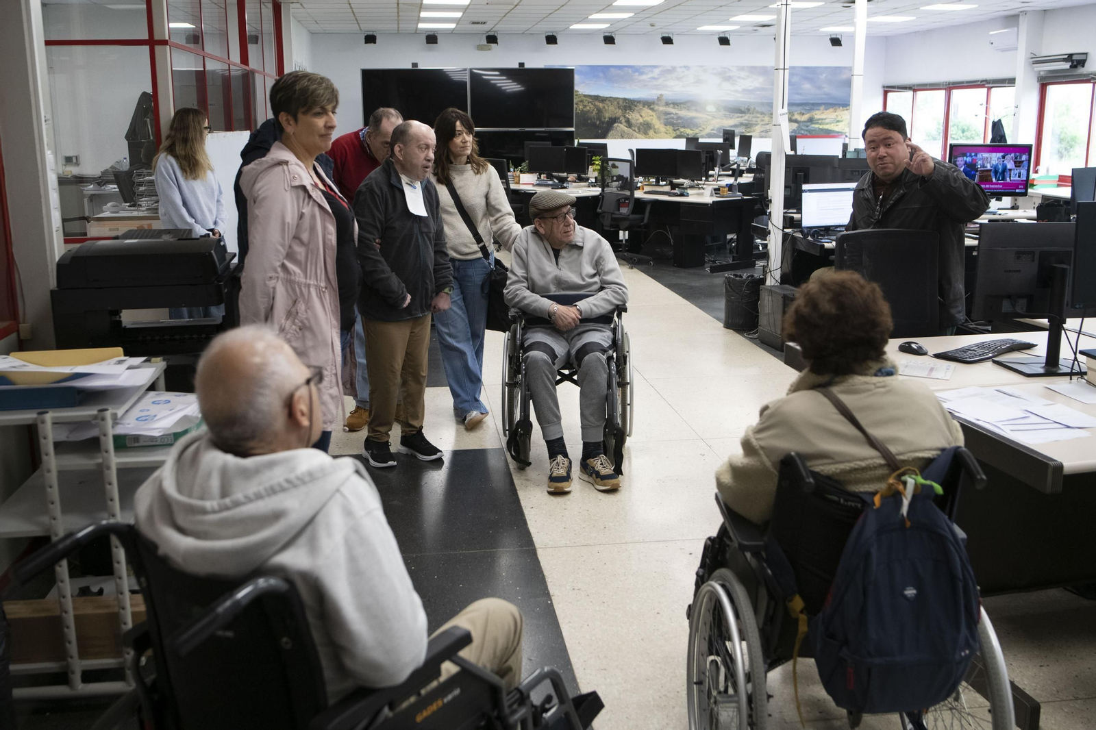 Galería | Usuarios de la Residencia de Santa Cruz conocen por dentro el trabajo de La Región y Telemiño