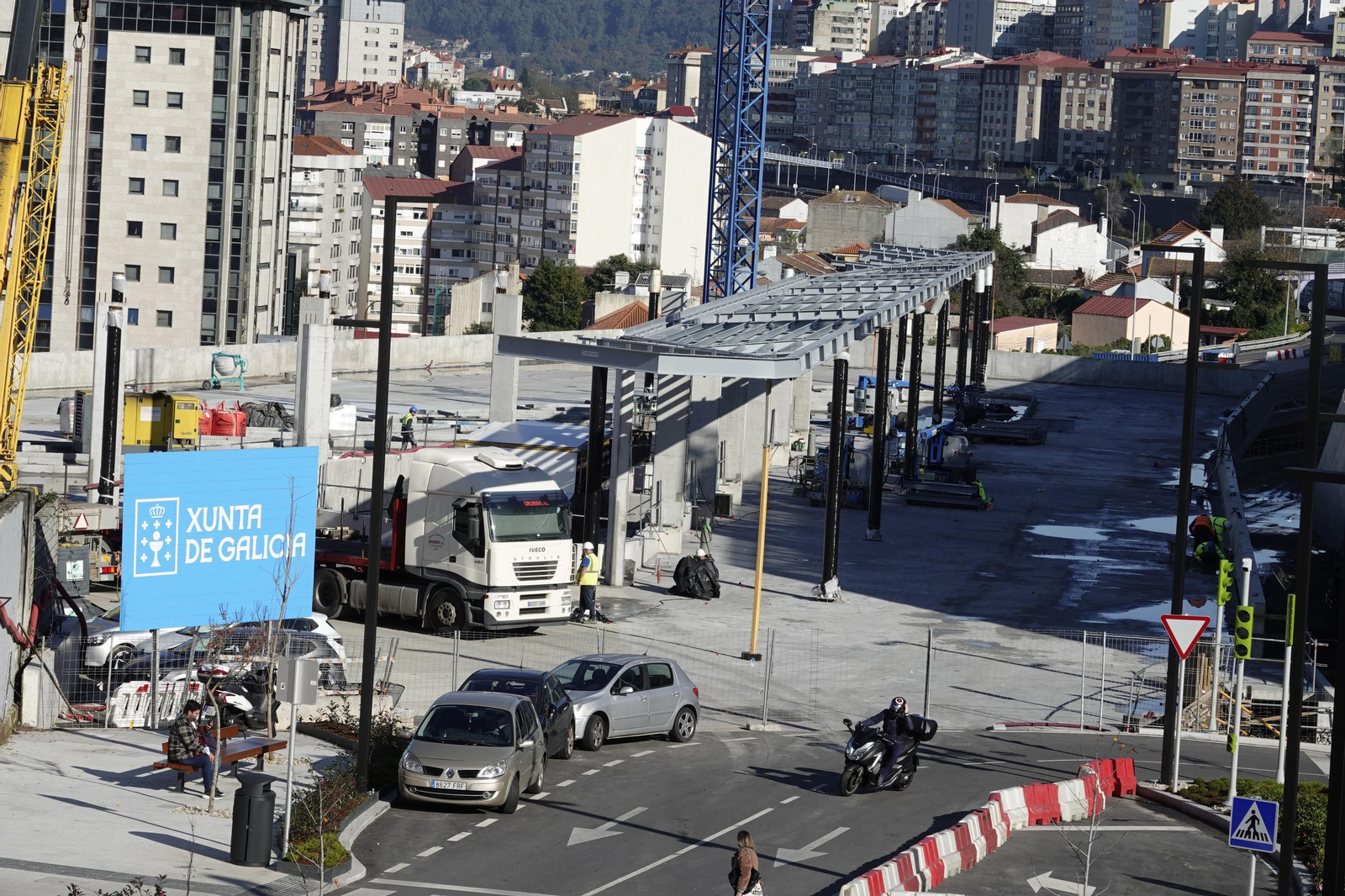 Instalación de pérgolas y paradas en Estación Intermodal de Vigo. // Vicente Alonso