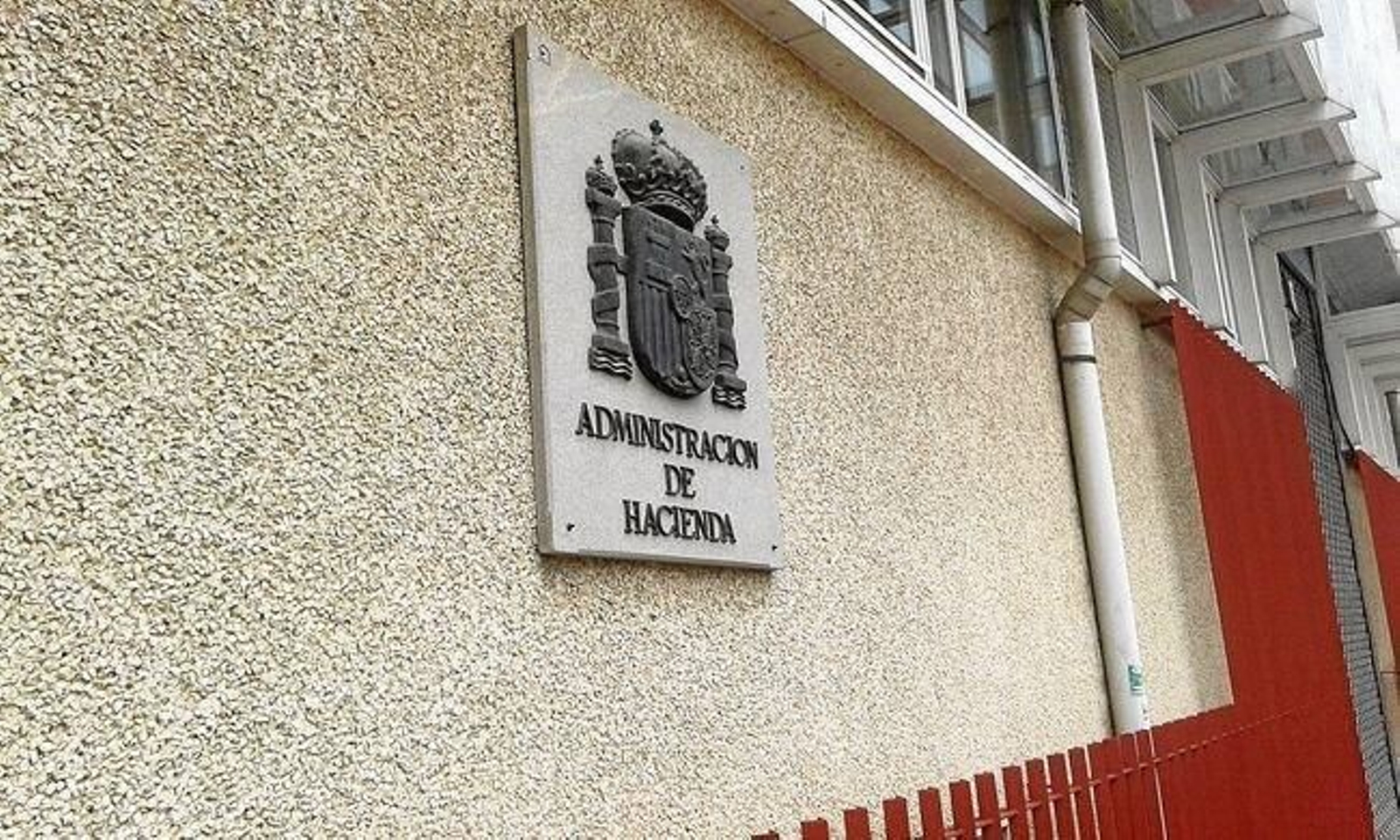 Fachada de la Administración de Hacienda de O Barco de Valdeorras.