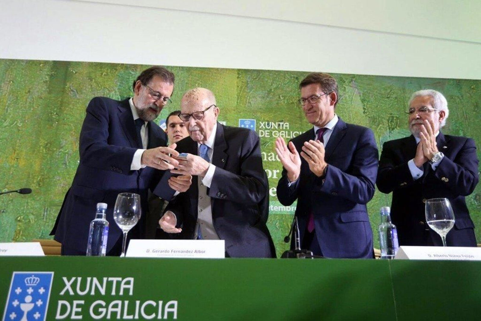 Rajoy entrega a Fernández Albor la Medalla de Oro al Mérito en el Trabajo, en presencia de Núñez Feijóo y Santalices.
