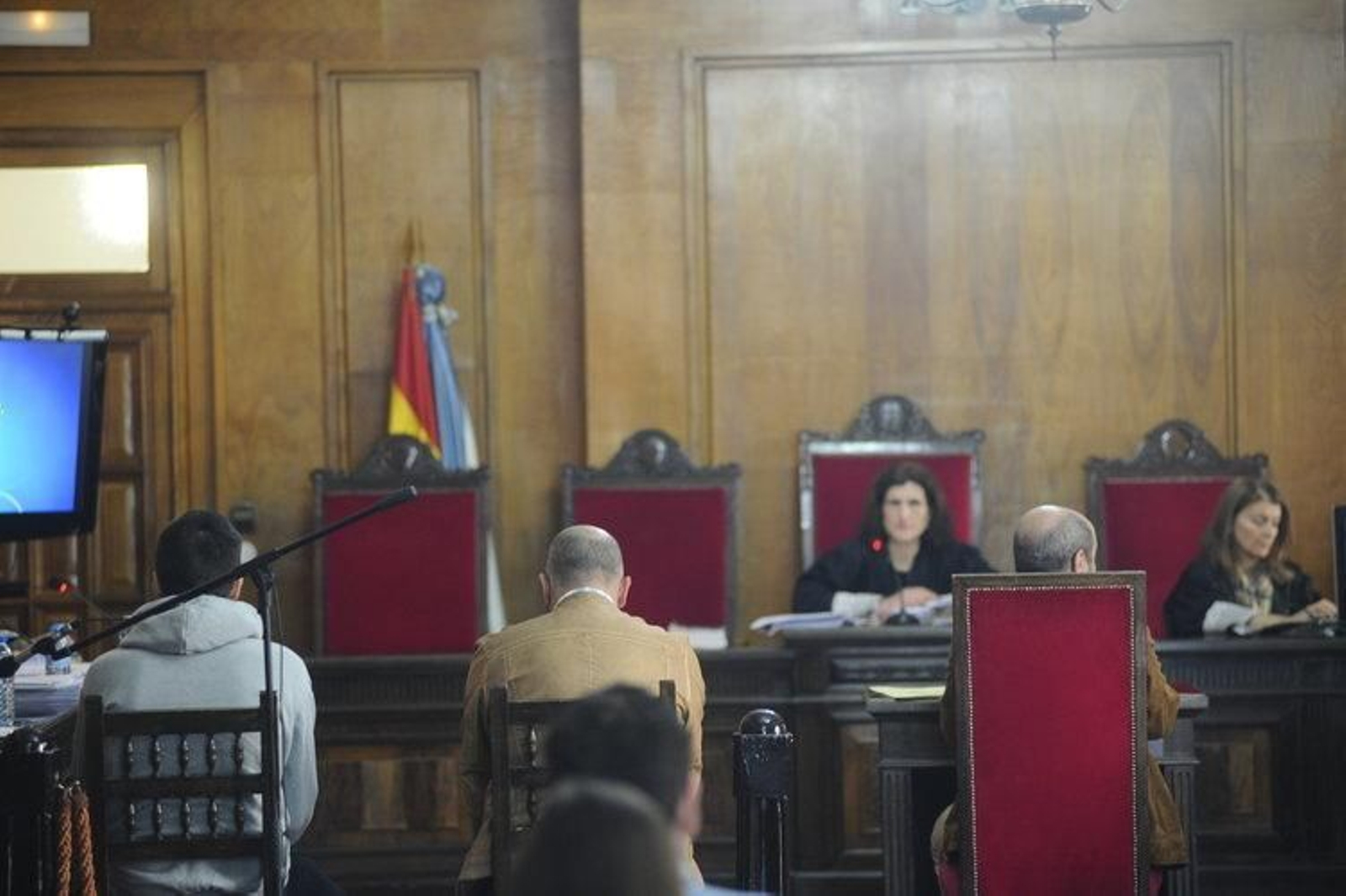 Los dos acusados escuchan al responsable del Imelga de Ourense, Julio Jiménez. (FOTO: MARTIÑO PINAL)