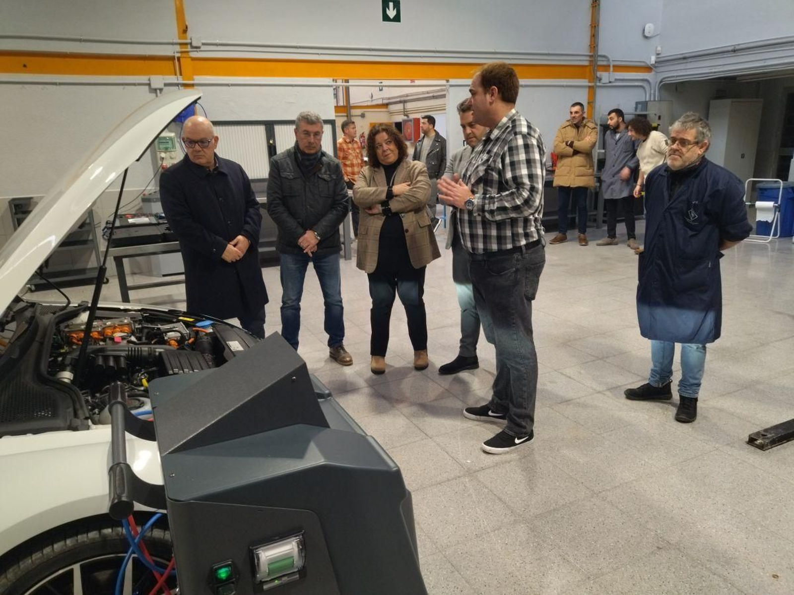 Santos, Alonso, Quiroga  y Sampedro atienden explicaciones.