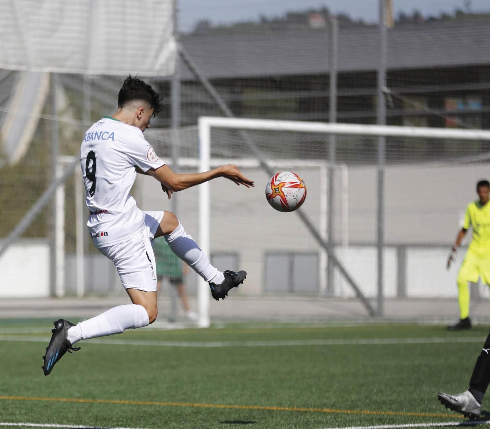 Raúl Gallego, delantero del Pabellón, da un pase. (FOTO: XESÚS FARIÑAS)