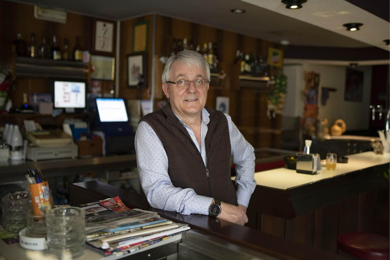 José Ramón Díaz, propietario del Café Bar Mari Trini. (Xesús Fariñas)