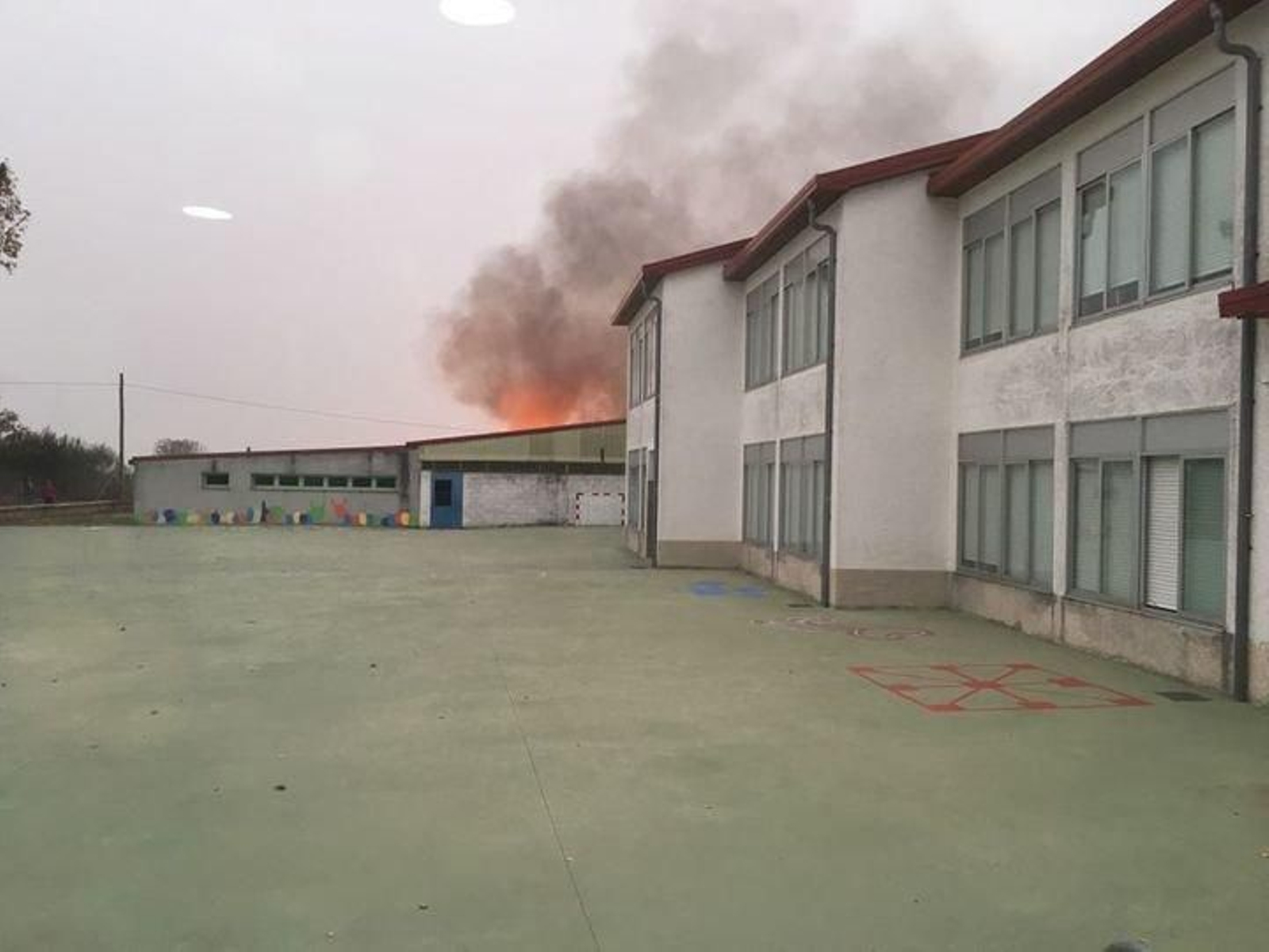 Un incendio en las proximidades del colegio de Castro Caldelas.