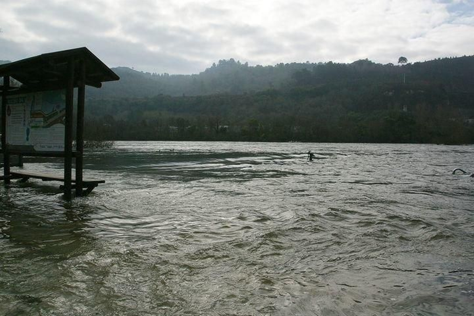 Las termas desaparecieron este lunes por la crecida del río. (JOSÉ PAZ)