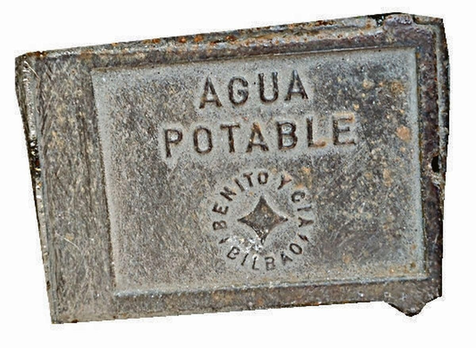 Bodegón de tapas de toma de agua con diferentes diseños y bonitos tipos de letra. Son las mas pequeñas de tamaño.