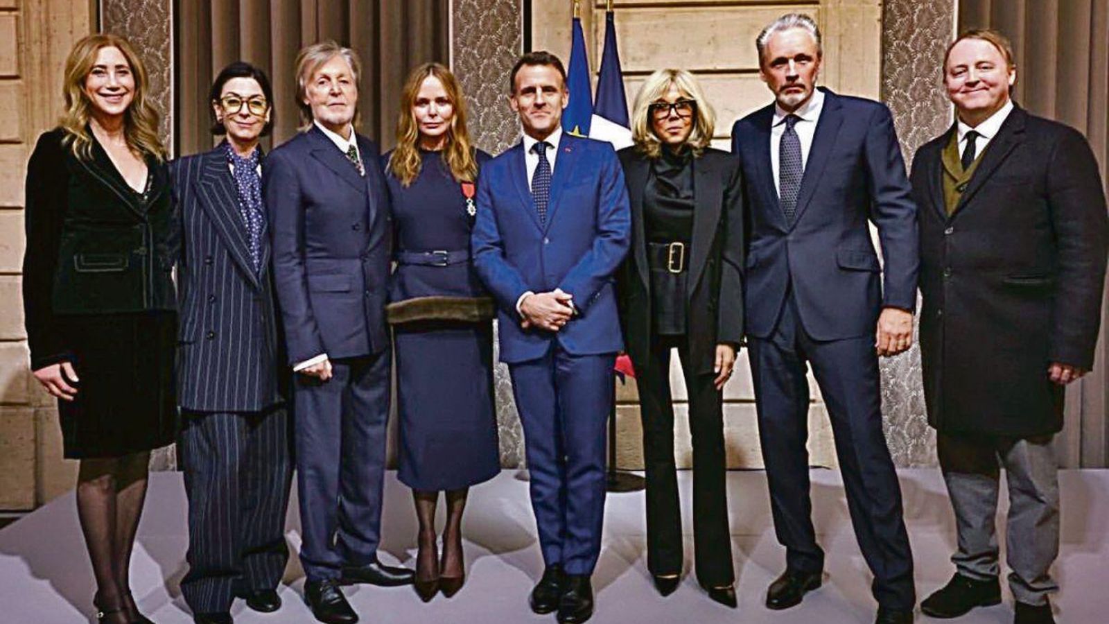 Stella McCartney en un momento con Emmanuel Macron