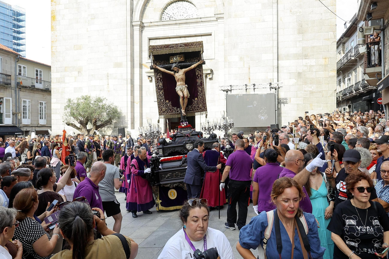Galería | Misa por el Cristo da Victoria en Vigo y la concurrida procesión