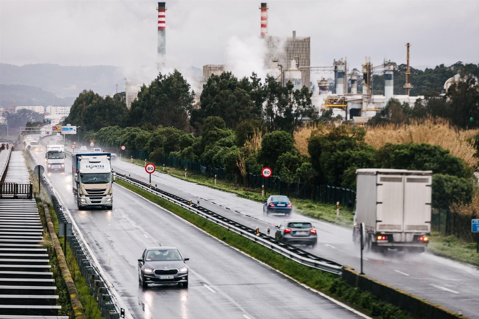 Varios vehículos circulan por la carretera, a 2 de febrero de 2026, en Marín, Pontevedra, Galicia (España).