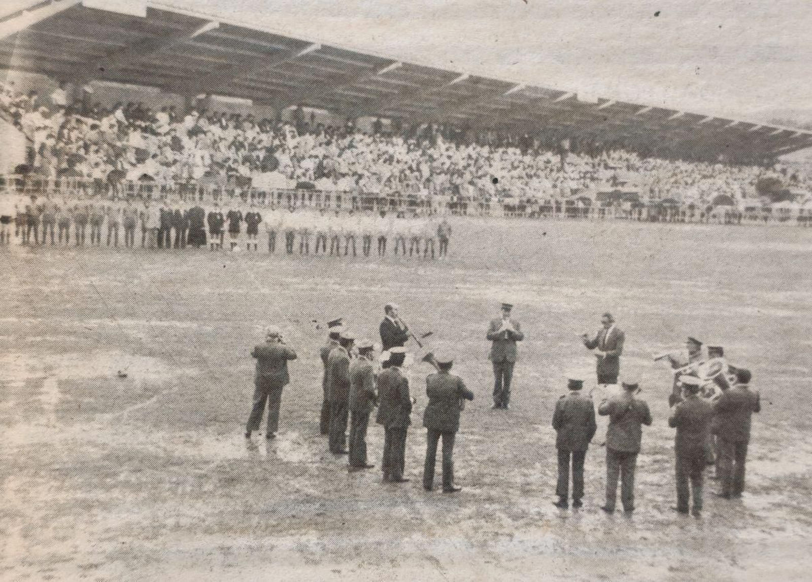La banda de música de Bande interpreta los himnos de Portugal y España en el nuevo estadio.