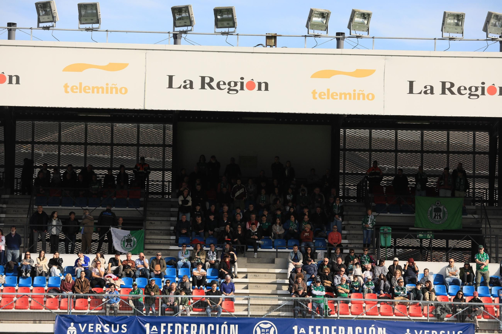 Galería | Alegría y resignación entre el Ourense CF y el Arenteiro en el Estadio de O Couto