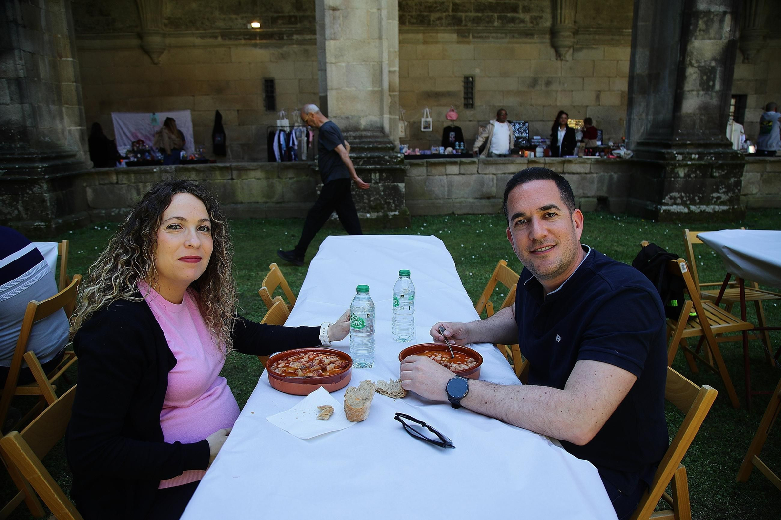 Patricia y Javier comparten dos raciones de fabas en Celanova.