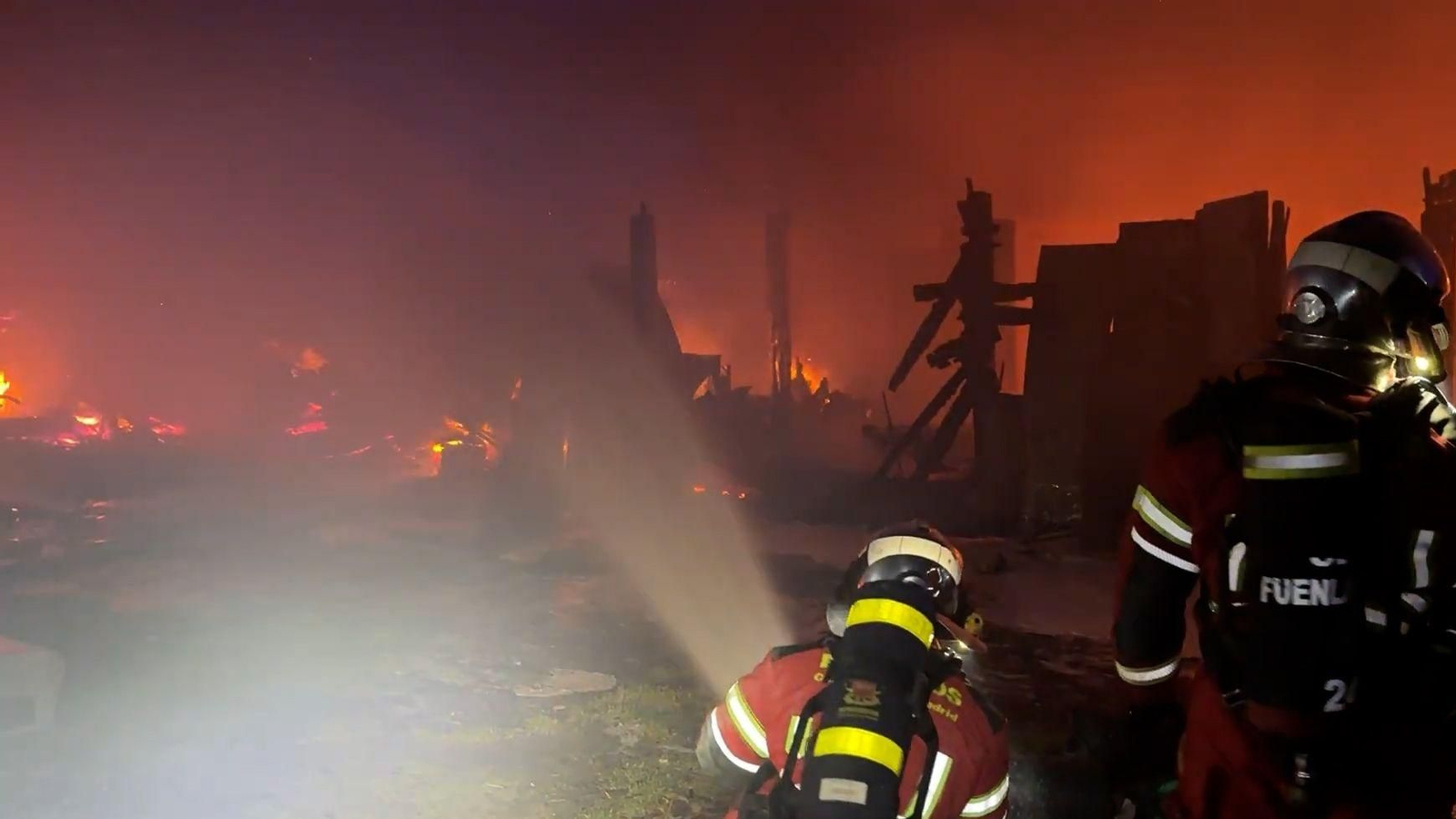 Cinco dotaciones extinguieron el incendio que ha afectado a siete infraviviendas en Fuenlabrada.