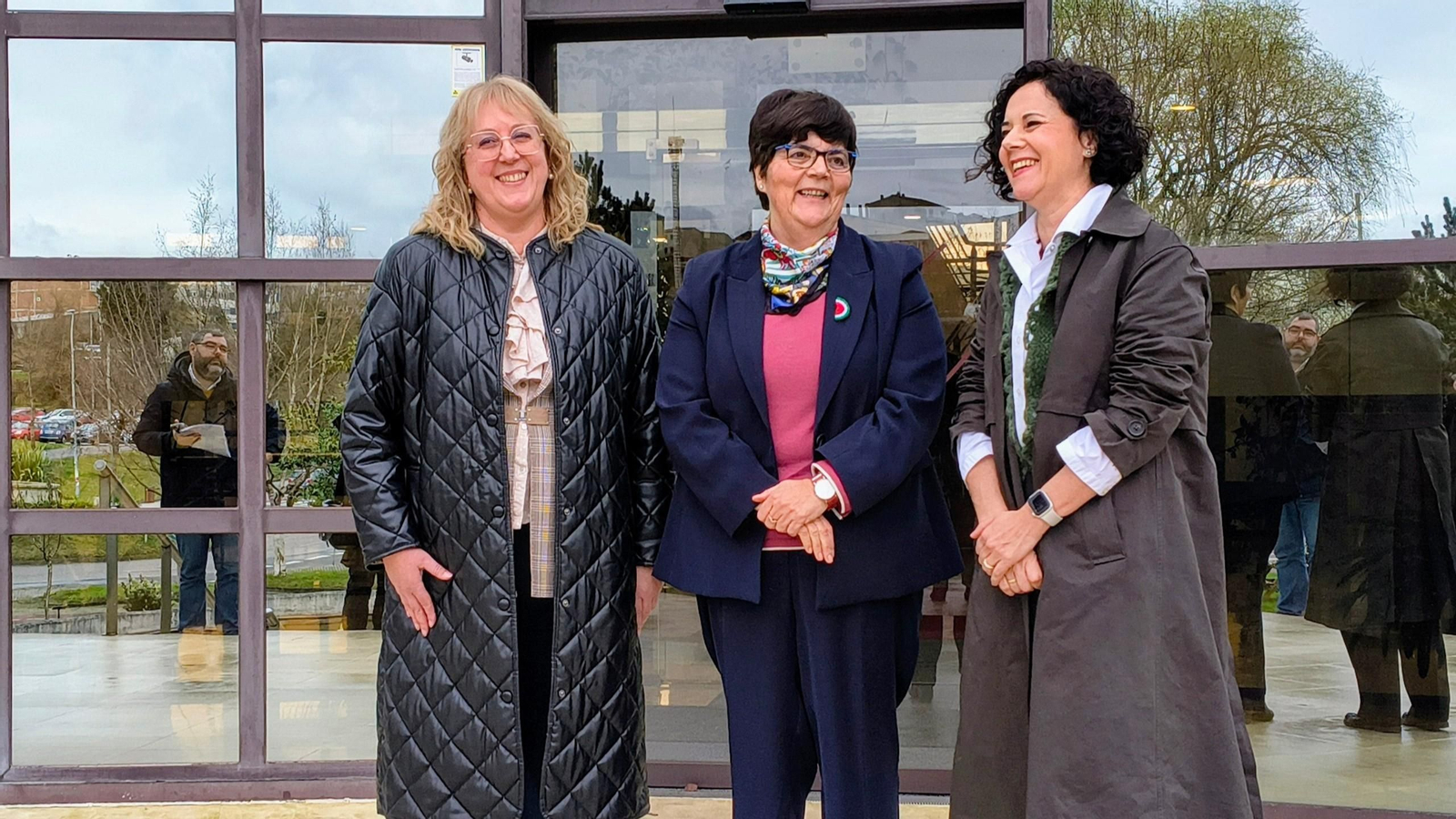 Carmen García Mateo (centro) na entrada da facultade de Forestais no campus de Pontevedra.