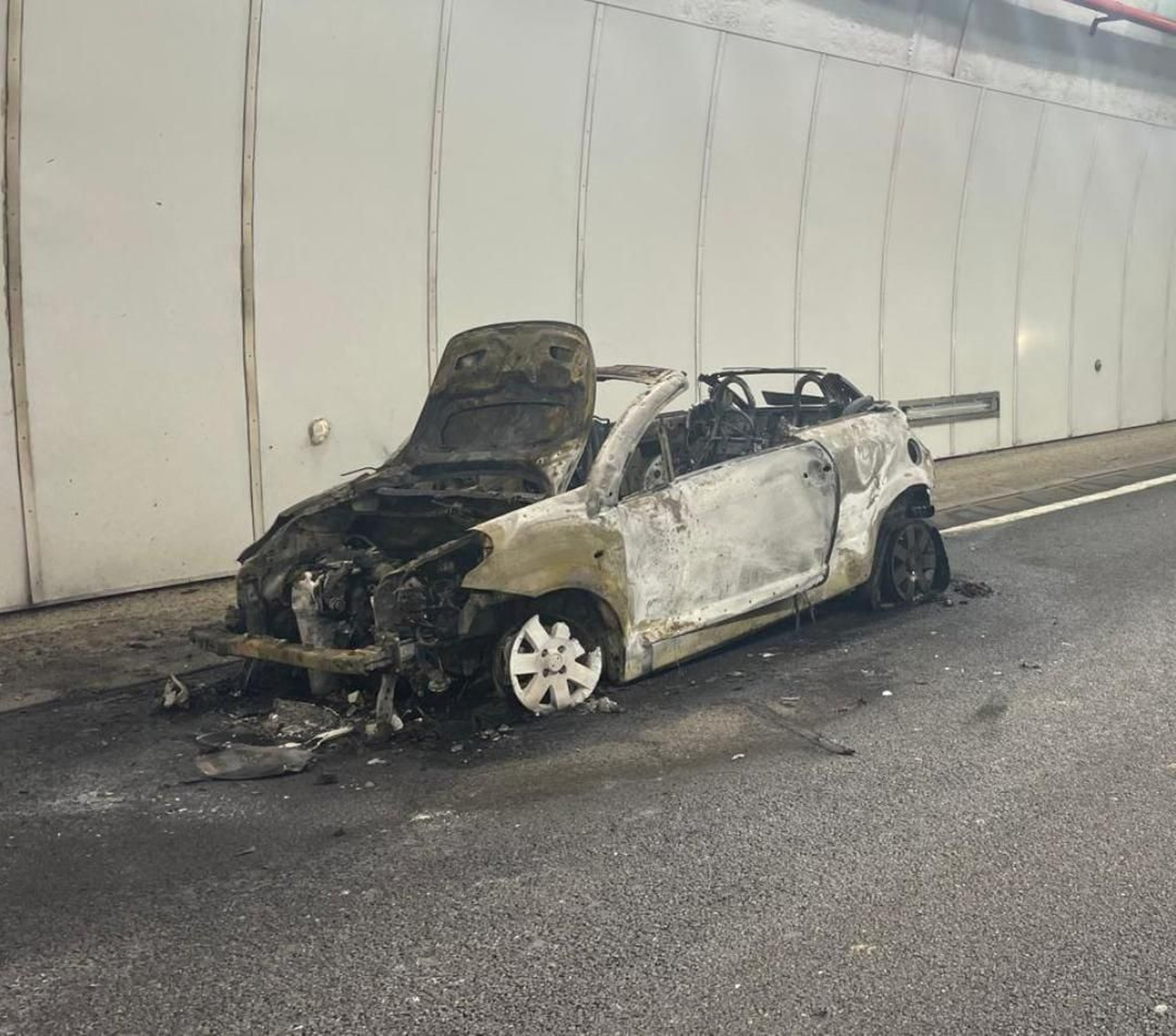 El motor del coche completamente calcinado, después de que los bomberos apagaran las llamas.