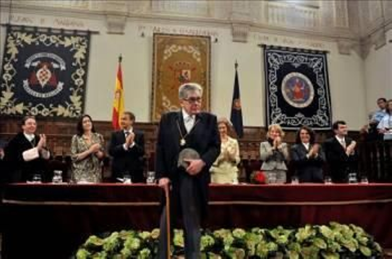 El escritor mexicano José Emilio Pacheco  durante el acto en el que ha recibido el Premio Cervantes. (Foto: FERNANDO VILLAR)