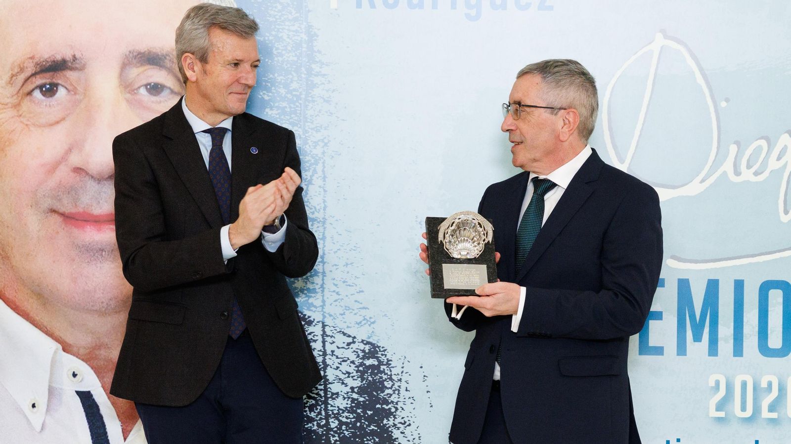 Julio Rodríguez, periodista y director de Atlántico, en el acto de entrega del premio Diego Bernal 2026, junto a Alfonso Rueda, presidente de la Xunta.