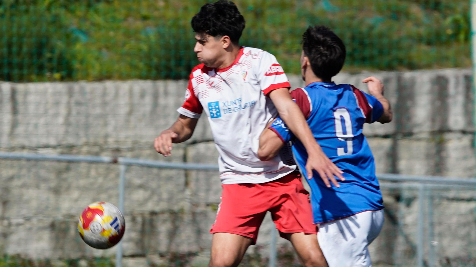 El Val Miñor cedió ante el Roces y complica su situación en la tabla.