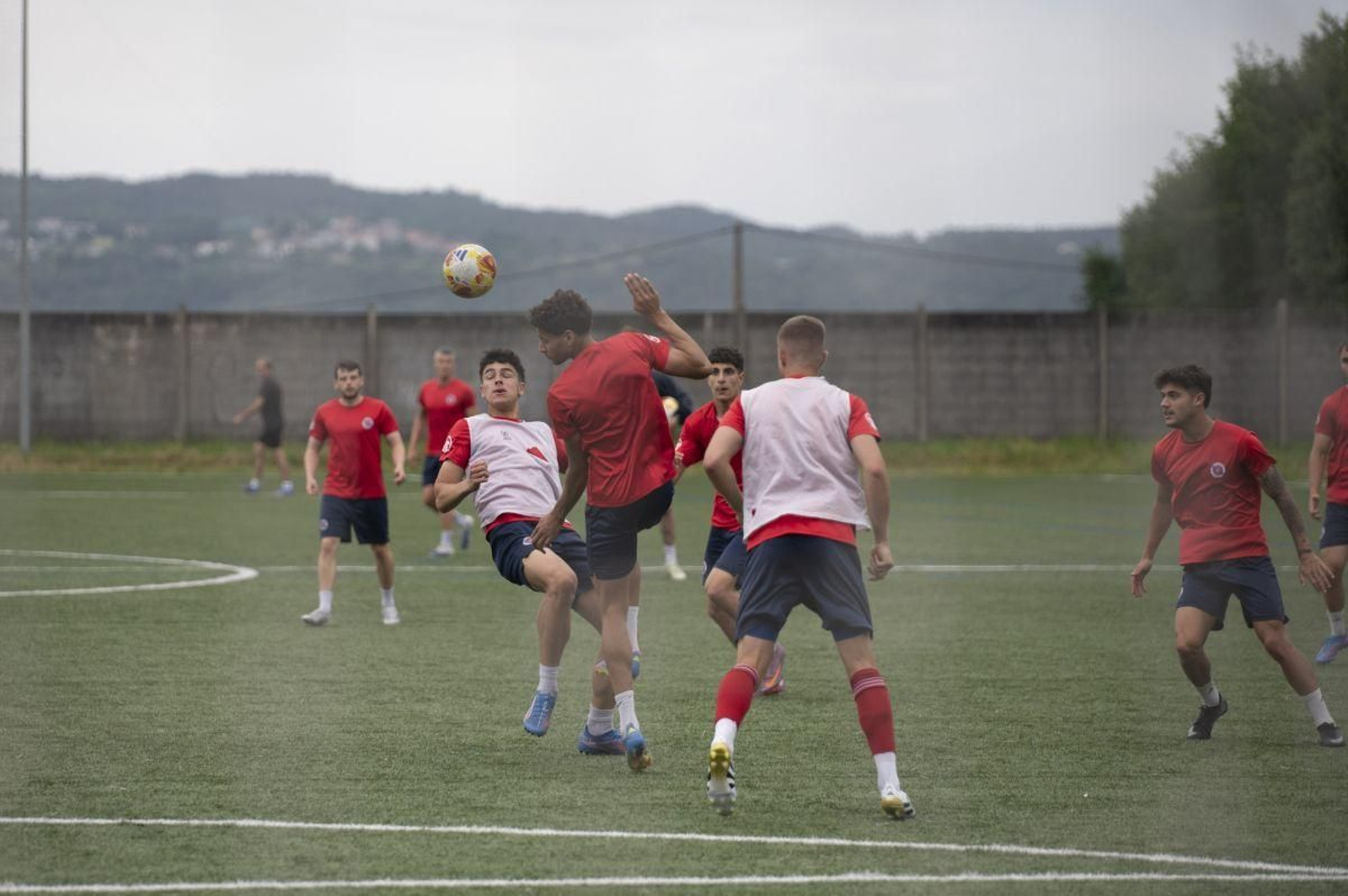 Los futbolistas de la UD Ourense, ejercitándose, el sábado por la mañana, en el campo de Albán (Coles).