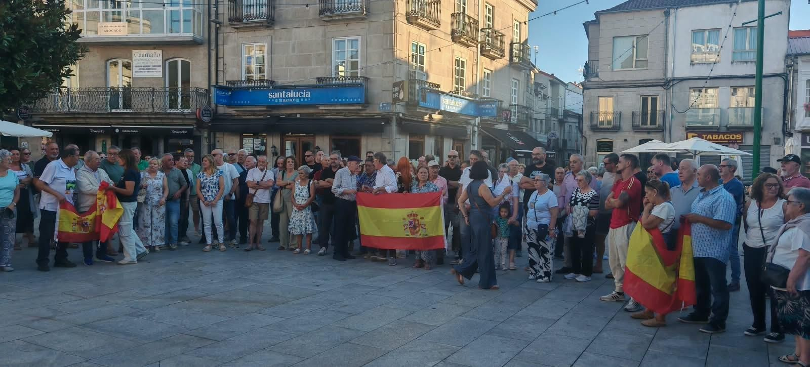 Concentración en apoyo a Ceuta frente al Concello de Verín