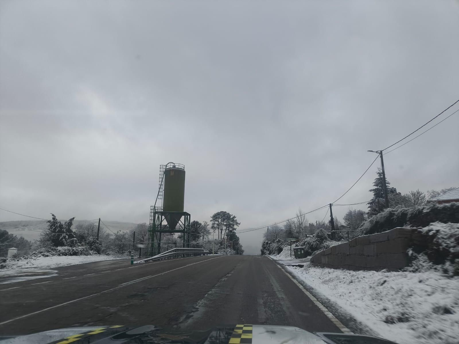 Galería | La nieve da la bienvenida al invierno en A Cañiza