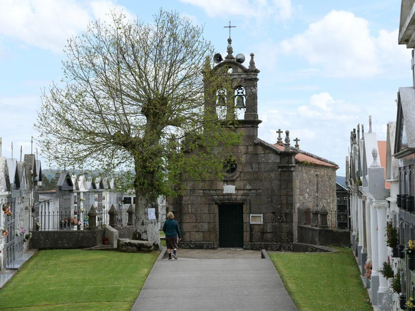 Una mujer en la iglesia parroquial, un niño con un adulto