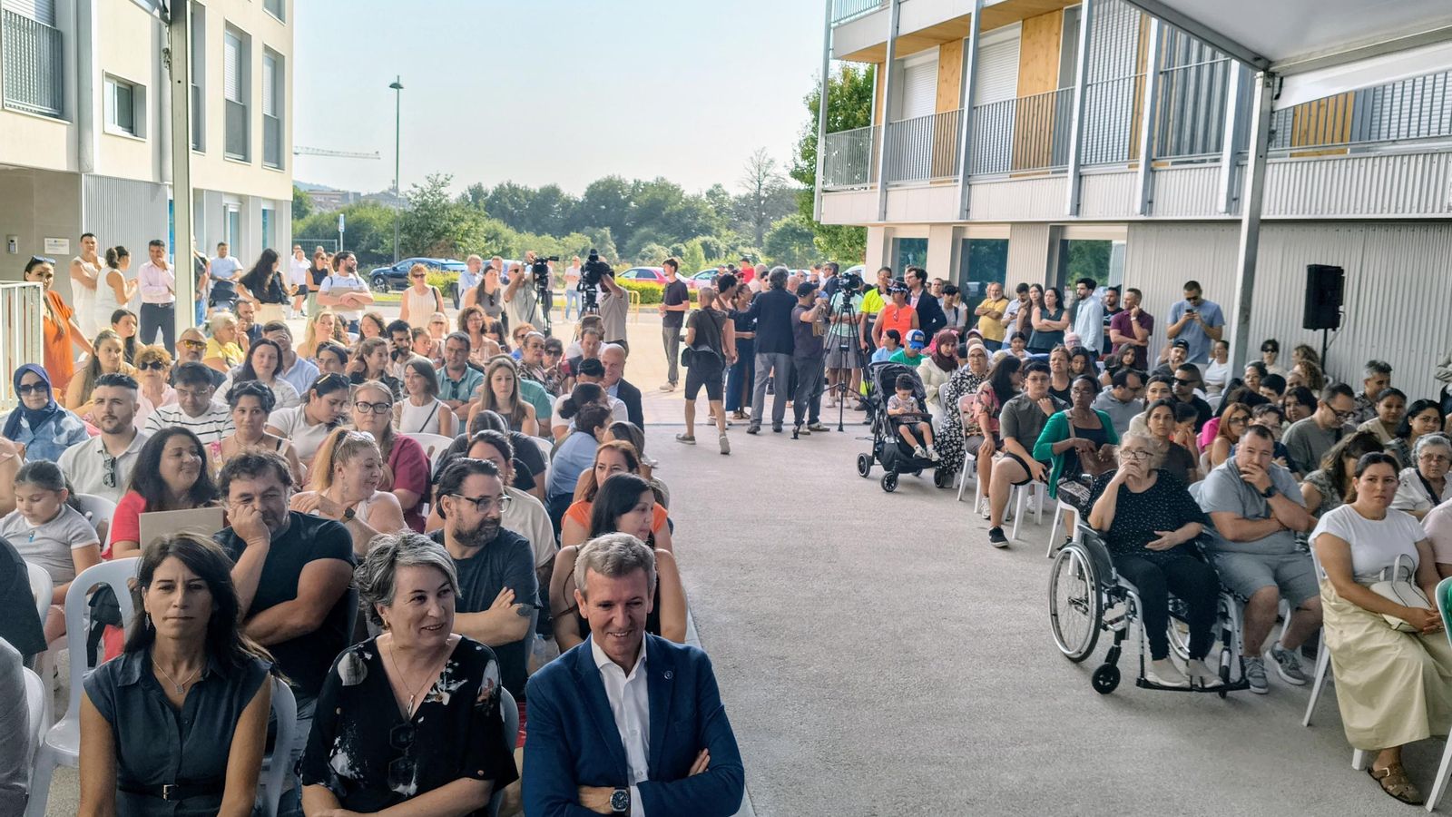 Alfonso Rueda con Eva Vilaverde, Martínez Allegue, y las familias.