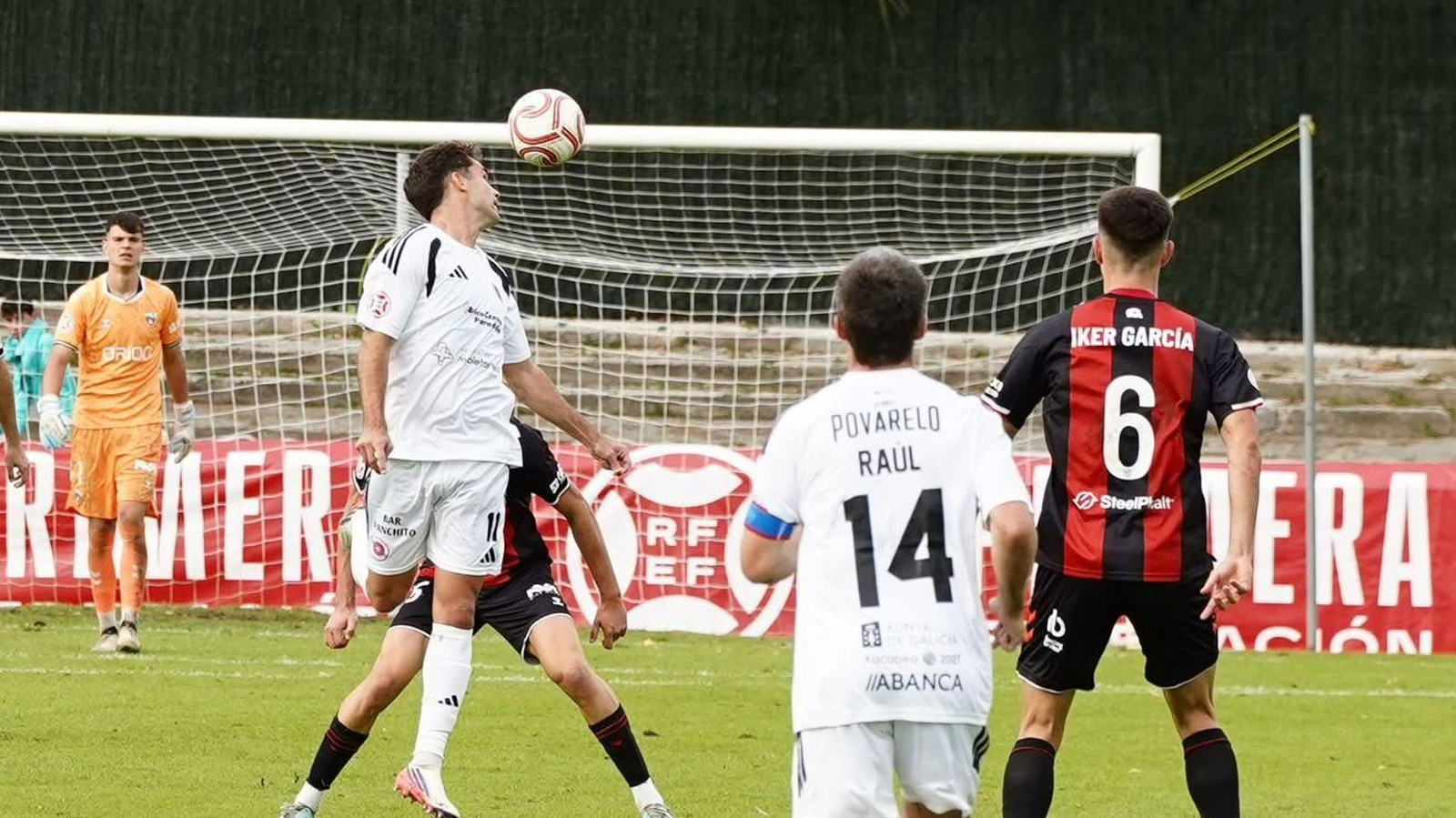 Baldrich, delantero de la UD Ourense, remata de cabeza durante el partido ante el Arenas.