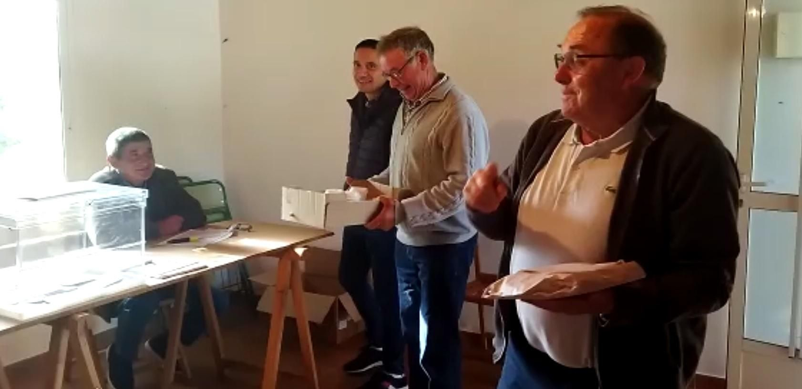 Un vecino con comida y café en Celanova.