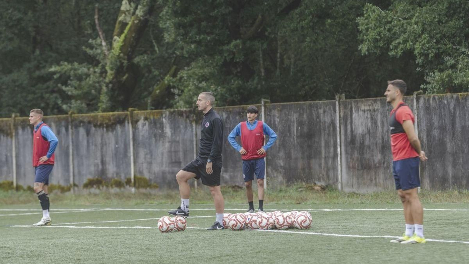 Juan Carballo, entrenador de la UD Ourense, en Albán (Coles).